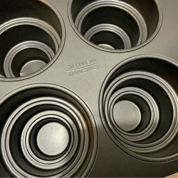 Chicago Metallic Professional Heavy Duty Multi-Tier Cake Pan Makes 4 Little Cake - Picture 7 of 7